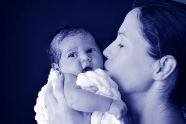Moeder en pasgeboren baby - portret — Stockfoto