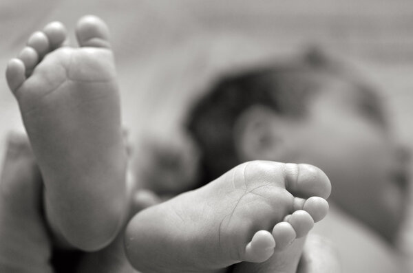 Новорожденный ребенок - ноги
