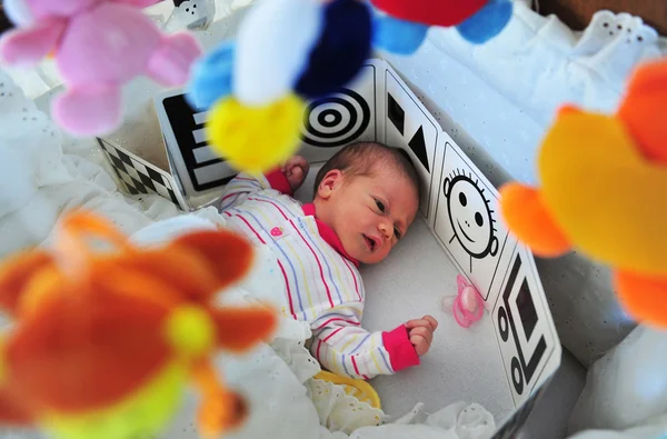 Nyfött barn i barnsäng — Stockfoto