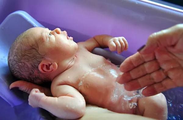 Nyfödda babybad — Stockfoto