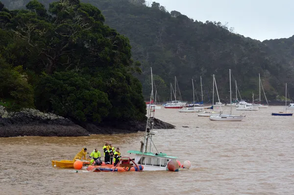 Danos causados por tempestades - afundar barco — Fotografia de Stock