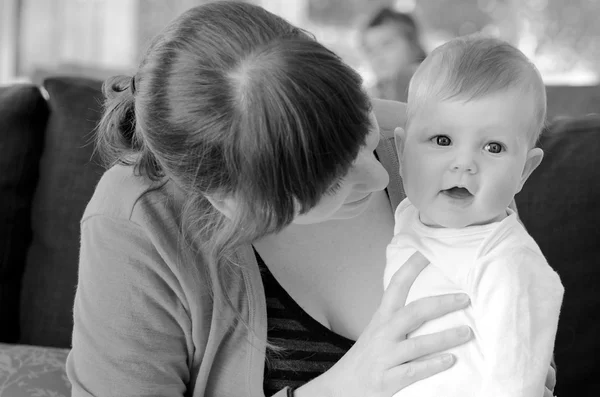 Mãe brincar com seu bebê — Fotografia de Stock