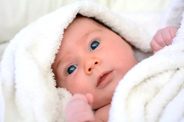 Bebé recién nacido con toalla — Foto de Stock