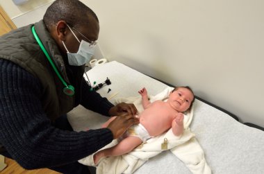 Doktor kontrolleri yeni doğan bebek