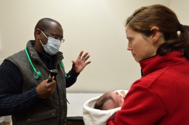 Doktor kontrolleri yeni doğan bebek
