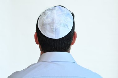 Kipa ile Yahudi adam dua