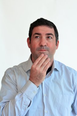 adam düşünme yüz ifadesi