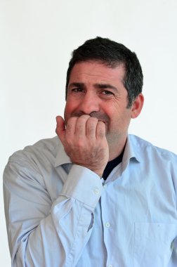 Adam korkmuş yüz ifadesi