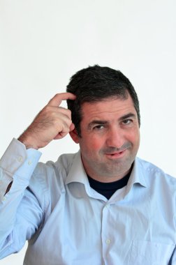 adam düşünme yüz ifadesi