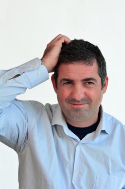 adam düşünme yüz ifadesi.