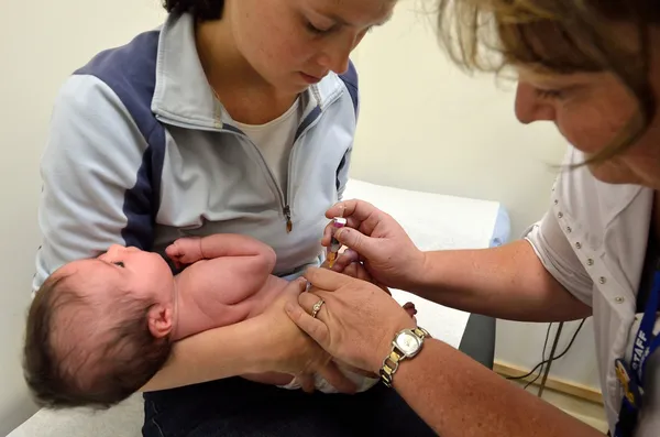 Kindertijd immunisatie - pasgeboren baby — Stockfoto