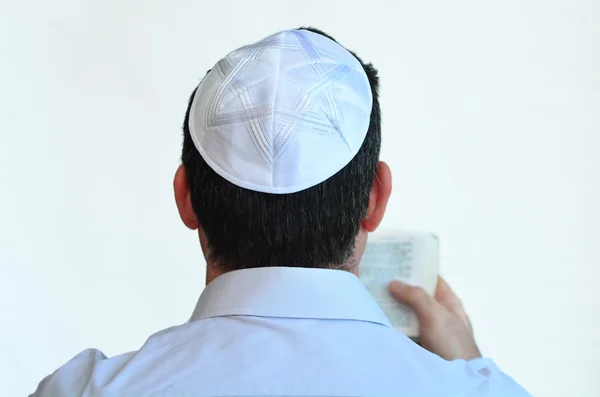 与 kippah 的犹太男人祈祷 — 图库照片