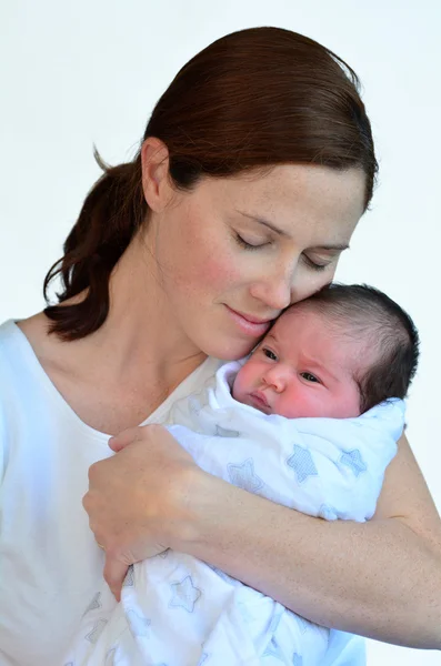 Mãe e bebê recém-nascido beijando e abraçando . — Fotografia de Stock