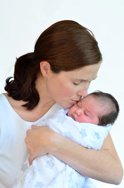 Mãe e bebê recém-nascido beijando e abraçando . — Fotografia de Stock