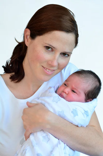 Moeder en pasgeboren baby zoenen en knuffelen. — Stockfoto