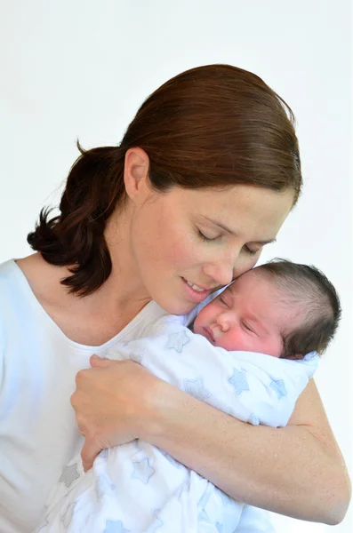 Anne ve yenidoğan bebek öpmek ve sarılmak. — Stok fotoğraf