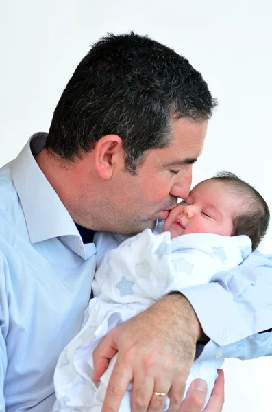 Pai e bebê recém-nascido beijando e abraçando . — Fotografia de Stock