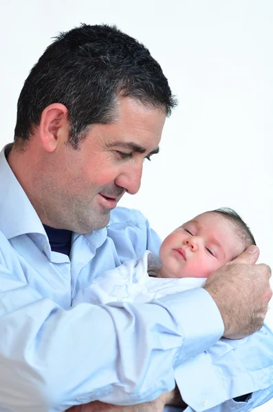 Pai e bebê recém-nascido beijando e abraçando . — Fotografia de Stock