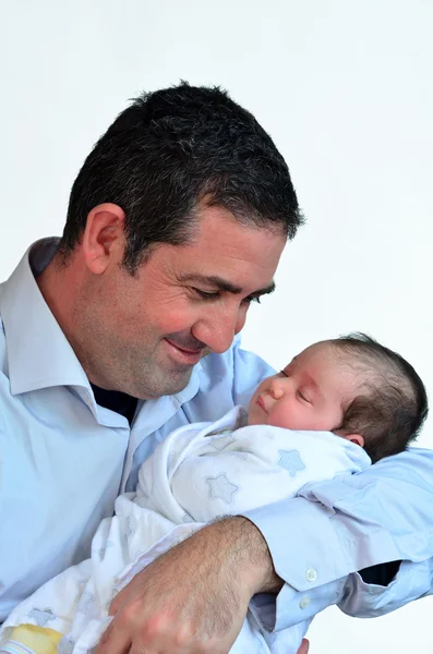 Vader en pasgeboren baby zoenen en knuffelen. — Stockfoto