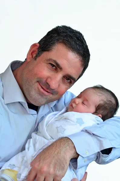 Apja és újszülött baba, csók és átölelve. — Stock Fotó