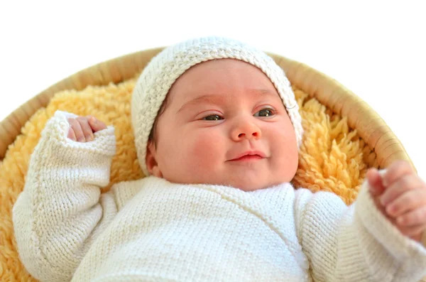 Bebê menina deitada na cesta — Fotografia de Stock