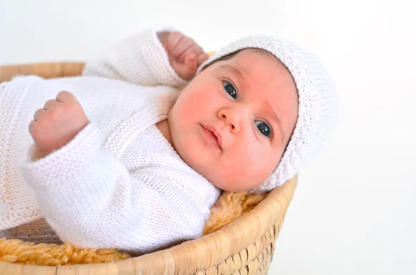 Sepet içinde yatarken bebek kız — Stok fotoğraf