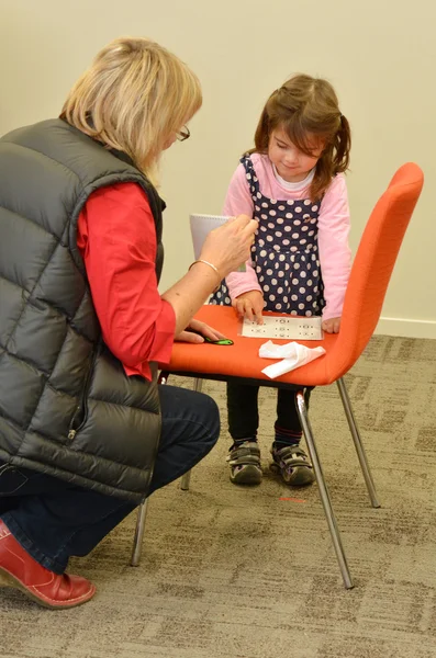 Verificación de la visión para niños en edad preescolar — Foto de Stock