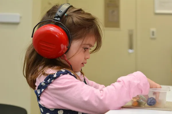 Verificação auditiva para criança pré-escolar — Fotografia de Stock