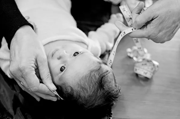 Enfermera pediatra comprueba bebé bebé — Foto de Stock