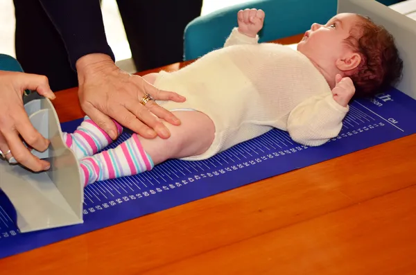 Infant baby body height examination — Stock Photo, Image