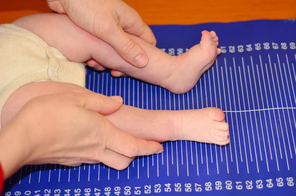 Infant baby body height examination — Stock Photo, Image