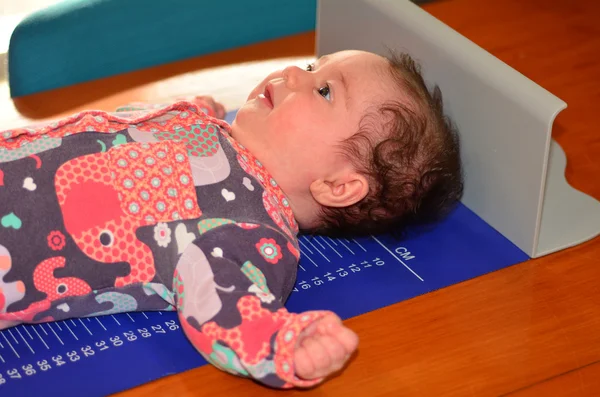 Infant baby body height examination — Stock Photo, Image
