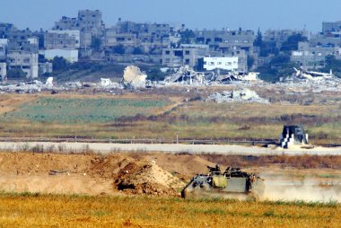 Gazze Şeridi'nin yakınlarında silahlı araç içinde İsrail askerleri