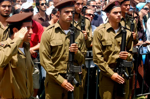 Soldats israéliens avec des fusils — Photo