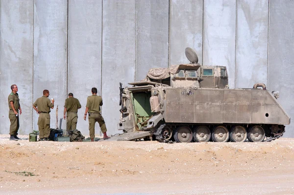 Soldats israéliens devant un véhicule armé — Photo