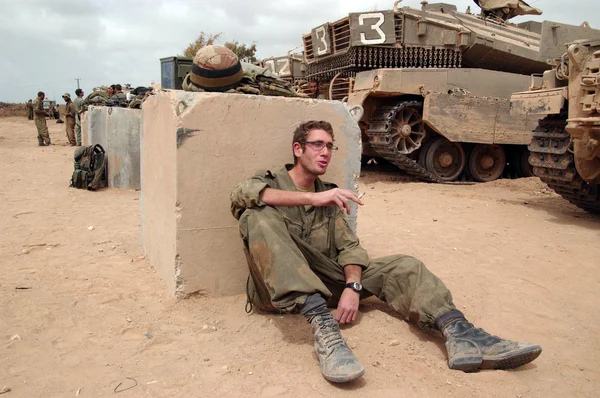 Israeli army soldiers resting during ceasefire — Stock Photo, Image