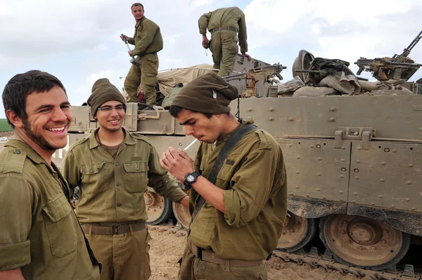 Israeli army soldiers resting during ceasefire — Stock Photo, Image