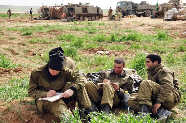 Israeli army soldiers resting during ceasefire — Stock Photo, Image