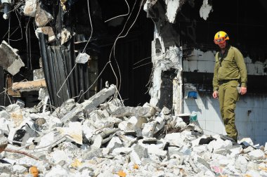 Arama ve kurtarma moloz felaketinden sonra bina boyunca