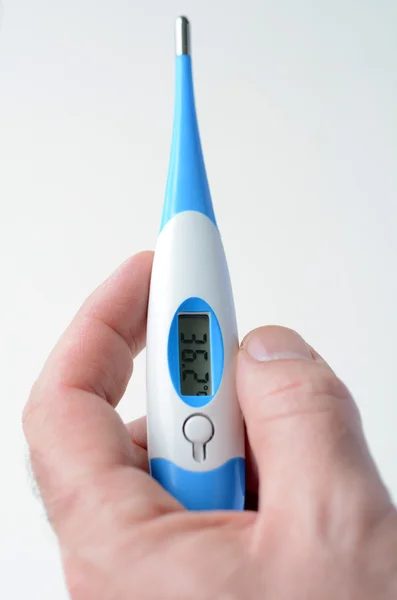 Man hand holds Thermometer — Stock Photo, Image