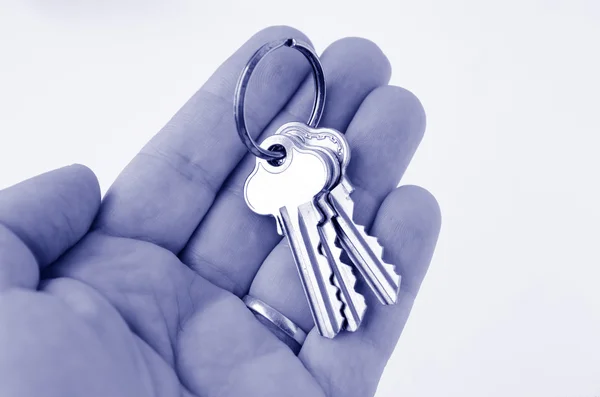 Muž drží klíče — Stock fotografie