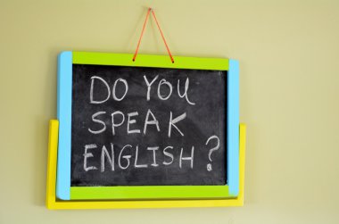 bir kara tahta üzerinde beyaz tebeşir ile el yazısı