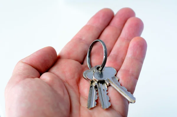 Mann hält Schlüssel in der Hand — Stockfoto