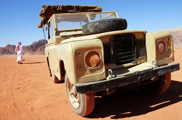 Land Rover Jeep journey in Wadi Rum, Jordan — стоковое фото