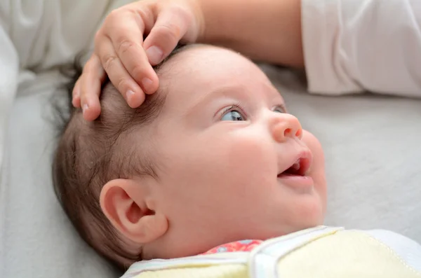 Zuster tuch haar pasgeboren zus — Stockfoto