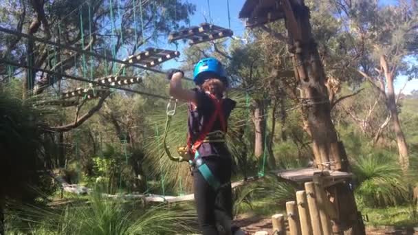 Confiada Fuerte Joven Australiana Hembra Años Caminando Través Cuerdas Escalada — Vídeo de stock