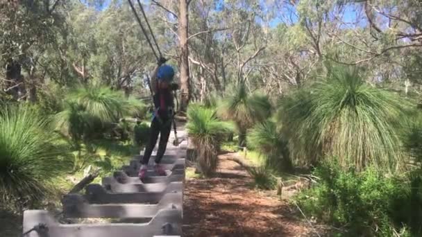 Menina Australiana Jovem Confiante Forte Idade Feminina Caminhando Através Árvore — Vídeo de Stock