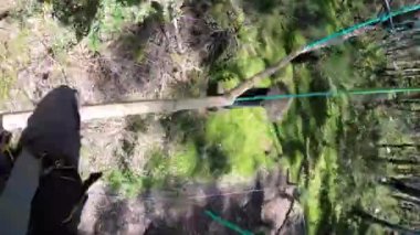 Tırmanma halatları arasında yürüyen bir kişinin POV (bakış açısı) süresi aşımı.