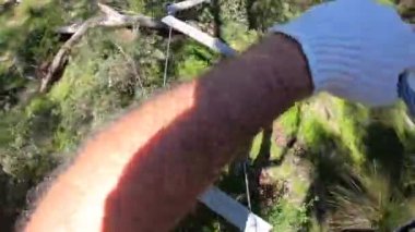 Tırmanma halatları arasında yürüyen bir kişinin POV (bakış açısı) süresi aşımı.