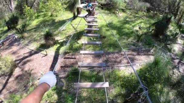 Pov Punto Vista Una Persona Caminando Través Las Cuerdas Escalada — Vídeo de stock